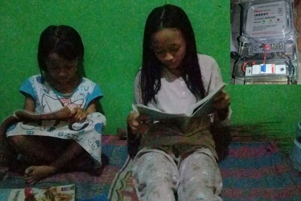SEMANGAT: Adinda Kirana kelas 1 SDN 5 Jepon dan Karinia Putri Kelas 7c SMPN 1 Jepon saat belajar usai aliran listrik di pasang kembali oleh petugas PLN tadi sore.