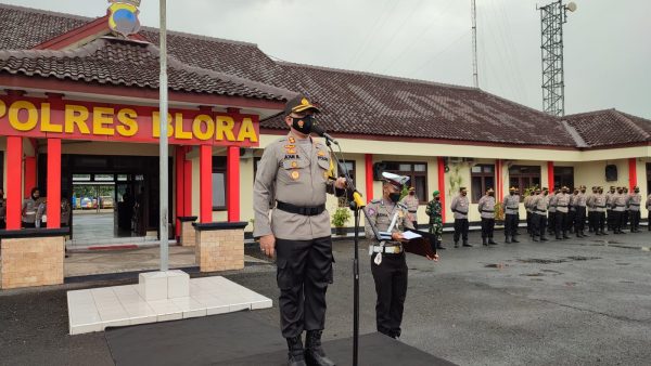 Selasa (1/3/2022), AKBP Aan Hardiansyah pimpin Apel Gelar Pasukan Operasi Keselamatan Lalu Lintas Candi tahun 2022 di halaman depan Mapolres Blora.