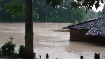 HUJAN DERAS MENGGUYUR BLORA, SEMBILAN RUMAH KEBANJIRAN