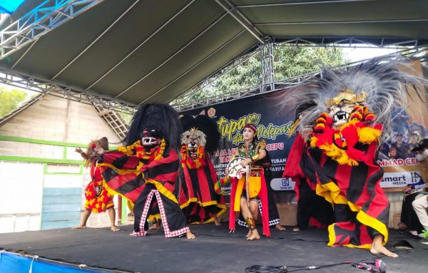 Desa Kemantren, Kecamatan Kedungtuban, Kabupaten Blora menggelar pentas seni tradisional dan bazar karangtaruna kemarin, Selasa (8/3). Mulai dari Barongan, Gejluk Lesung, Jidoran, Karawitan, Hadroh hingga Akustik menghiasi pagelaran tersebut.