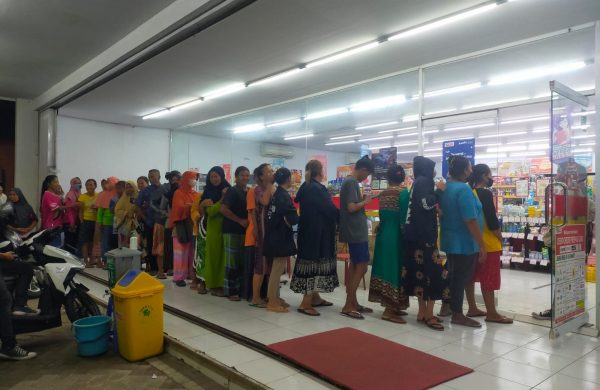 Puluhan warga rela antre satu jam untuk dapatkan minyak goreng di Minimarket Desa Sambong, Kecamatan Sambong, Kabupaten Blora. Setelah berjejer cukup lama di depan minimarket, akhirnya warga bisa masuk dan keluar membawa minyak goreng.