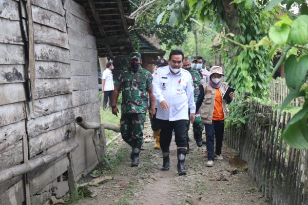 Banjir merendam pemukiman warga akibat luapan air sungai yang terjadi pada Selasa (8/3) sore di Dukuh Kemadoh, Desa Jegong, Kecamatan Jati, Kabupaten Blora langsung direspon Bupati Blora, Arief Rohman untuk memantau lokasi pada Rabu (9/3) sore.