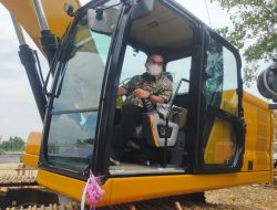 BUPATI OPERASIKAN EXCAVATOR DI TPA TEMUREJO