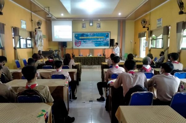 Satuan Reserse Narkoba (Satresnarkoba) gelar pembinaan dan penyuluhan pencegahan penyalahgunaan narkoba dan obat-obatan terlarang serta kenakalan remaja di lingkungan sekolah kepada Siswa-siswi SMA Negeri 1 Ngawen, Kabupaten Blora.