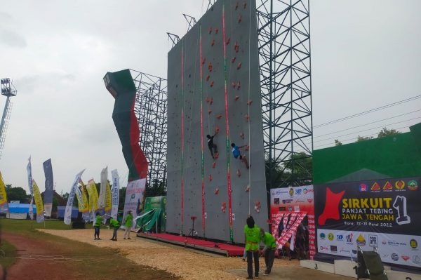 Sebanyak 176 atlet se-Jawa Tengah menyemarakkan even Sirkuit Panjat Tebing di Kabupaten Blora. Lomba yang diadakan pada 12 dan 13 Maret ini diselenggarakan di Venue Wall Climbing, Lapangan Kridosono Blora.