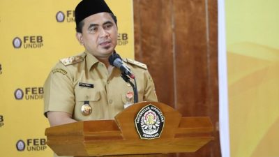 Wakil Gubernur Jawa Tengah, Taj Yasin Maimoen berpesan saat rapat senat terbuka dalam rangka Dies Natalis ke-62 Fakultas Ekonomika dan Bisnis (FEB) Universitas Diponegoro (UNDIP) Semarang, Senin (14/03) kepada akademisi untuk aktif mendampingi pelaku UMKM.