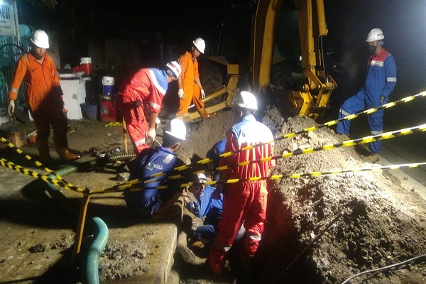 Pertamina EP (PEP) Cepu Field melakukan upaya cepat dalam penanganan ceceran minyak akibat terjadinya retakan pada pipa yang terjadi di Desa Pojokwatu, Kecamatan Sambong, Kabupaten Blora, Selasa (15/3) malam.