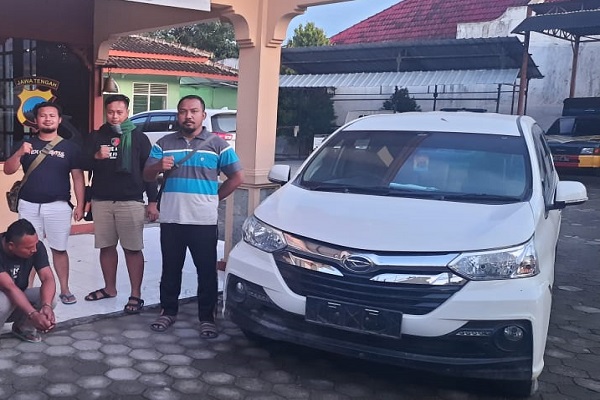 Polisi berhasil mengamankan tersangka kasus penggelapan mobil Xenia, No.Pol K-8379-FN di wilayah Kabupaten Bondowoso, Jawa Timur. Tersangka merupakan Agung Hari Mulyono (51), alamat Jalan Ronggolawe Bangun Asri Rt 001/ Rw 012, Kec Cepu, Kab. Blora.