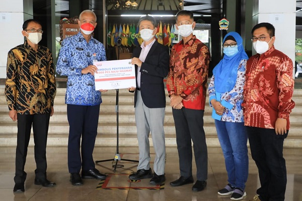 Komunitas warga Jepang yang ada di semarang atau Semarang Japan Club menyumbang Pemerintah Provinsi Jawa Tengah berupa seribu pcs hazmat. Bantuan langsung diterima oleh Gubernur Jateng, Ganjar Pranowo di halaman Kantor Gubernur Jawa Tengah.
