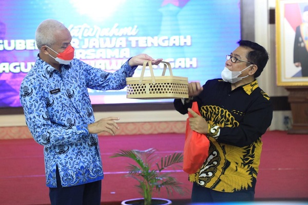 Pelbagai ragam produk ekonomi kreatif yaitu produk sepeda listrik, aneka makanan, minuman, sambal, kriya dari limbah seperti mangkok, sendok dan gelas dari kayu, tempat sabun dan lainnya dipamerkan pada Gubernur Jawa Tengah, Ganjar Pranowo.