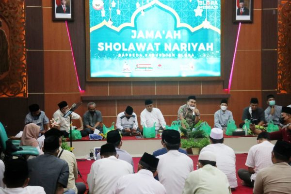 Gerakan Majelis Pecinta Sholawat Nariyah (PESONA) yang diluncurkan Pemkab Blora kembali digalakkan. Kali ini giliran Bappeda yang menggelar acara tersebut. Bertempat di Ruang Rapat Lantai II Bappeda Blora, kegiatan dihadiri Bupati Blora Arief Rohman, Kepala Bappeda Kabupaten Blora serta beberapa OPD Kabupaten Blora.