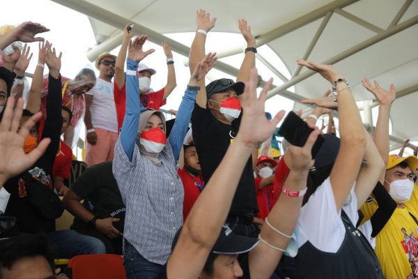 Gubernur Jawa Tengah, Ganjar Pranowo saksikan langsung perhelatan akbar MotoGP di Mandalika, Lombok, Minggu (20/3). Duduk di Tribun Grandstand A dan berbaur dengan ribuan penonton, Ganjar bersorak riuh menyaksikan para pembalap salip menyalip di Sirkuit Mandalika.