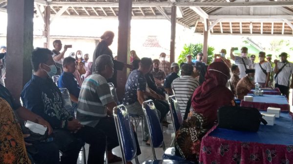 Pelantikan Siti Rubiatun sebagai Sekretaris Desa (Sekdes) Nglobo, Kecamatan Jiken, Kabupaten Blora ditunda hingga waktu yang belum ditentukan. Hal itu dikarenakan puluhan masyarakat secara tegas menolak proses pelantikan Sekdes yang dilakukan oleh Kepala Desa setempat, Sabtu (19/3).
