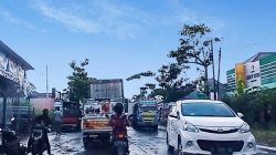 Kondisi jalan Provinsi Blora-Purwodadi tepatnya di wilayah Ngawen, Kabupaten Blora rusak parah mengakibatkan kendaraan yang melintas bergoyang-goyang karena permukaan tidak merata.