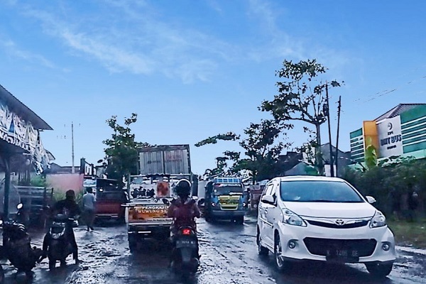 Kondisi jalan Provinsi Blora-Purwodadi tepatnya di wilayah Ngawen, Kabupaten Blora rusak parah mengakibatkan kendaraan yang melintas bergoyang-goyang karena permukaan tidak merata.