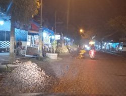 JALAN RUSAK DI NGAWEN MASIH PADA TAHAP PENAMBALAN