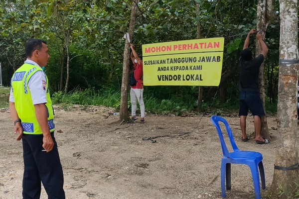 Proyek pemipaan sumur gas NGU 1X strutur Kemuning di Desa Nglobo, Kecamatan Jiken, Blora masih menyisakan masalah. Lapangan gas tersebut dioperatori oleh Pertamina EP Cepu Alas Dara Kemuning (PEPC ADK) Zona 11 Regional 4 Bagian Timur Sub Holding Upstream Pertamina.