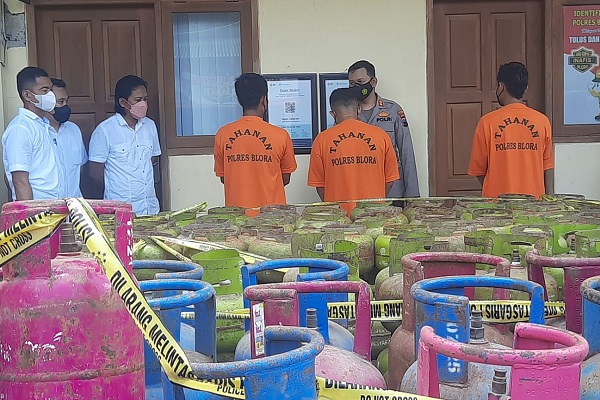 Kasus pengoplosan Tabung Gas LPG 3 kilogram ke dalam tabung elpiji 12 kilogram memasuki babak baru. Rencananya Tiga tersangka akan disidangkan pada Senin, (18/07/2022) mendatang. Ketiganya diduga menyalahgunakan pengangkutan dan atau niaga Bahan Bakar Minyak, Bahan Bakar Gas dan atau LPG yang disubsidi Pemerintah.