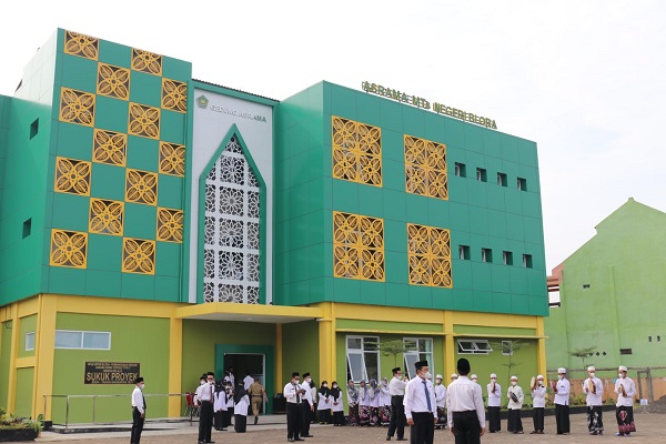 Gedung Asrama Boarding School Madrasah Tsanawiyah Negeri (MTsN) Blora diresmikan Senin (28/3). Nilainya Rp 4 Miliar. Gedung terletak di Kecamatan Jepon, Kabupaten Blora.