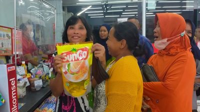 Harga minyak goreng baik kemasan maupun curah semakin menggila harganya. Banyak pedagang memanfaatkan minyak goreng curah dijual dengan harga subsidi karena lebih menjanjikan keuntungannya.