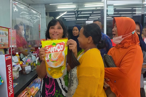 Harga minyak goreng baik kemasan maupun curah semakin menggila harganya. Banyak pedagang memanfaatkan minyak goreng curah dijual dengan harga subsidi karena lebih menjanjikan keuntungannya.