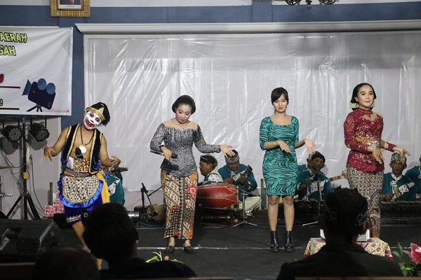 Campursari Bhantika Nada dan Dagelan Bagong kembali menghibur masyarakat di Kabupaten Blora, di pendopo Kecamatan Blora, Kabupaten Blora, Selasa, (29/3) malam. Tepatnya dalam acara sosialisasi program Analog Switch Off (ASO) atau migrasi dari siaran televisi (TV) analog ke TV Digital oleh Dinas Komunikasi dan Informatika (Dinkominfo) Provinasi Jawa Tengah yang bersinergi dengan Dinkominfo Kabupaten Blora.