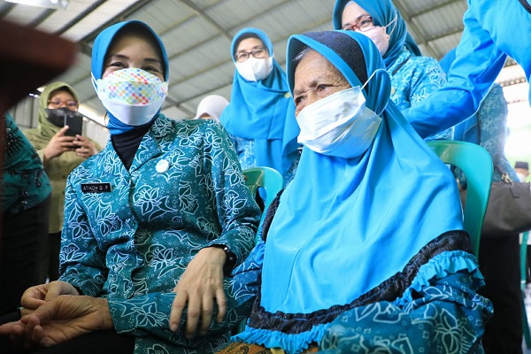 Pengobatan gratis merupakan salah satu rentetan kegiatan yang digelar di Gedung Olahraga (Gor) Desa Pagersari, Kecamatan Mungkid, Kabupaten Magelang, Kamis (31/3) dalam rangka Hari Kesatuan Gerak PKK ke-50 Tahun 2022.