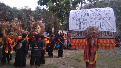 Ratusan seniman Reog dari berbagai kota menggelar aksi "Orasi" di Goa Sentono, Desa Mendenrejo, Kecamatan Kradenan, Blora, Minggu (10/4/2022). Mulai dari Blora, Purwodadi, Ngawi dan Bojonegoro dan lainnya. Aksi tersebut dilatarbelakangi karena Reog diklaim milik Malaysia dan akan didaftarkan ke United Nations Educational, Scientific and Cultural Organization (UNESCO).