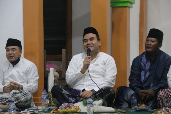 Kabar baik bagi petani Blora. Pasalnya pada bidang pertanian, Pemkab Blora mendapat jatah bibit dan pupuk kedelai gratis untuk 10 ribu hektar. Hal ini disampaikan Bupati Blora, Arief Rohman ketika melaksanakan kegiatan Blora Menyapa di Desa Kembang, Kacamata Banjarejo, Kabupaten Blora.