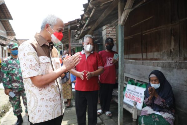 Gotong-royong selalu digaungkan Gubernur Jawa Tengah, Ganjar Pranowo dalam program RTLH. Ia selalu berpesan kepada ketua RT, RW dan kepala desa agar menggalakkan gotong-royong.