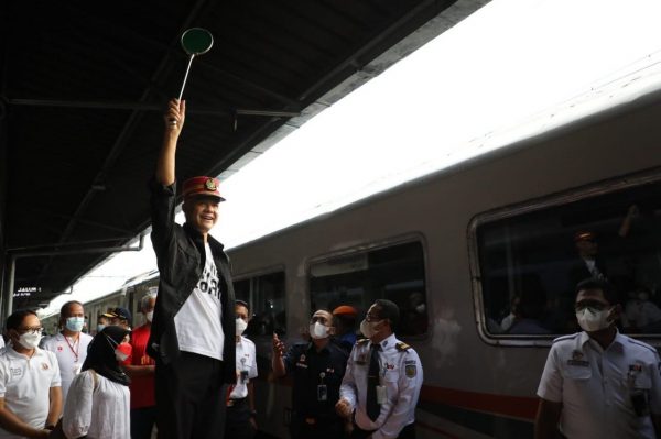 Perantau asal Jawa Tengah yang bekerja di Jakarta Raya atau Jabodetabek melakukan mudik gratis lebaran tahun 2022. Gubernur Jateng, Ganjar Pranowo melepas 320 pemudik menggunakan kereta api. Sebelumnya, Kamis (28/4) ia melepas 5.748 pemudik menggunakan 126 bus.