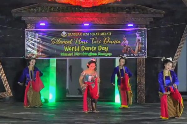 Hari Tari Sedunia 2022 menjadi spesial moment kepada para penari untuk menunjukkan kebolehannya dalam menari. Hari Tari Sedunia yang diperingati di Kabupaten Blora ini mendapat banyak respon dari seniman tari.