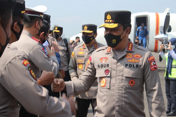Kepala Badan Reserse Kriminal (Kabareskrim) Mabes Polri Komisaris Jenderal (Komjen) Agus Andrianto saat melakukan kunjungan kerjanya di Blora belum lama ini, ia mengimbau kepada masyarkat untuk jangan mudah tertarik dengan investasi bodong.