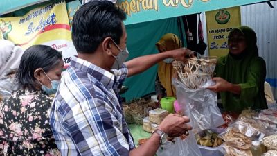 Bupati Blora Arief Rohman meminta seluruh OPD di Kabupaten Blora untuk nglarisi atau membeli produk-produk UKM yang di pameran UKM dan Talk Show di Alun-alun Blora. Digilir setiap hari. Mengerahkan staf dan karyawannya masing-masing.