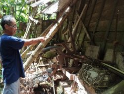 TERGERUS AIR, LIMA RUMAH LONGSOR