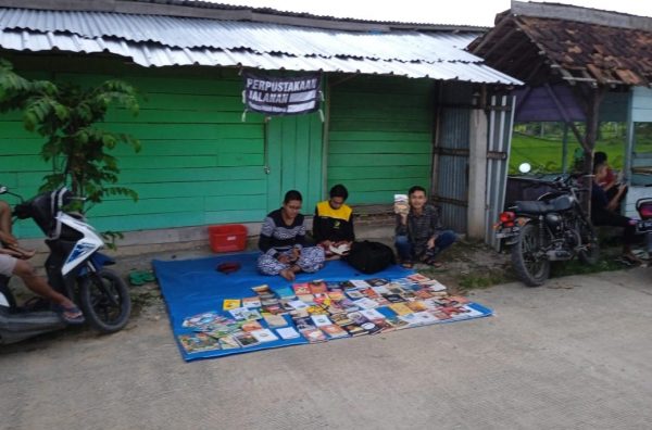 Ketika mayoritas pemuda di Blora menghabiskan waktu ngabuburit dengan jalan-jalan di area keramaian, berbeda dengan dua pemuda asal Kecamatan Japah ini yang lebih memilih menggunakan waktu ngabuburit dengan menggelar perpustakaan keliling. Mereka ialah Agil Faturohman (19) warga Desa Padaan dan Dwi Sumbito (29) warga Desa Tengger.