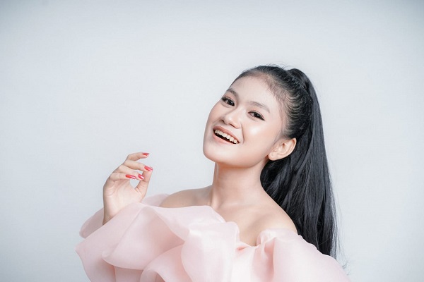 Namanya Aulliya Wahyu Fajar Putri Lestari. Anak pertama dari dua bersaudara. Sukanya jalan-jalan. Terutama di lokasi wisata. Hampir semua tempat wisata di Jawa Tengah pernah dikunjunginya. Menurutnya jalan-jalan bisa menghilangkan stres. Tambah imun dan tambah umur panjang.