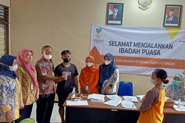 Penyaluran bantuan dana sembako atau yang sebelumnya disebut Bansos Pangan Non Tunai (BPNT) tahap I 2022 kembali dilanjutkan. Total ada 83.525 KPM. Bedanya saat ini melalui PT Pos Indonesia. Pada penyaluran ini, KPM menerima bansos untuk 3 bulan sekaligus. Yakni April, Mei, Juni. Total Rp 500 ribu.