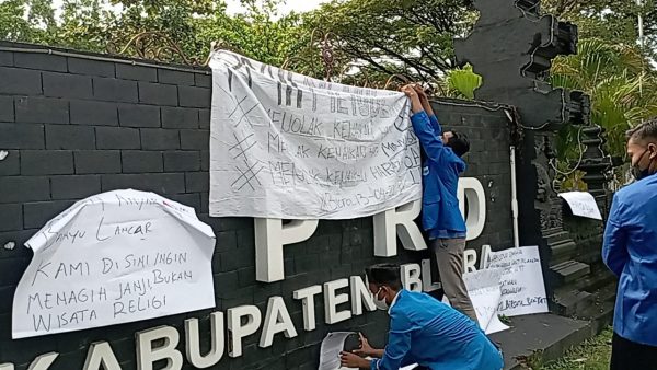 Pengurus Cabang (PC) Pergerakan Mahasiswa Islam Indonesia (PMII) Kabupaten Blora tetap menggelar aksi bela rakyat ditengah banyaknya penggembosan yang menghinggapi. Hal itu dikemukakan Ketua Umum PC PMII Blora, M. Nur Kholis Madjid usai aksi.