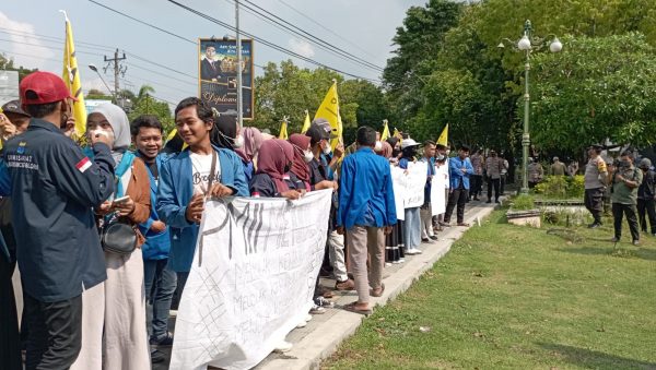 Aksi turun ke jalan dengan tagar Bela Rakyat yang digelar PC PMII Blora, Rabu (13/4) tidak mendapat tanggapan dari DPRD Blora. Hal itu sontak memicu kekecewaan masa aksi yang berharap bakal ditemui pihak DPRD Blora.