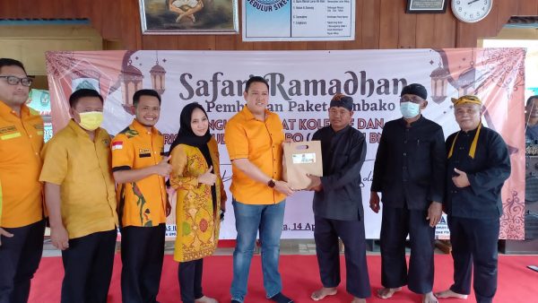 Ketua Umum Pimpinan Pusat Kolektif (PPK) Kesatuan Organisasi Serbaguna Gotong Royong (Kosgoro), Dave Laksono melakukan kunjungan safari Ramadhan di wilayah Kabupaten Blora untuk membagi seribu paket sembako.