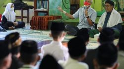 Kepala Daerah Jawa Tengah, Ganjar Pranowo sedang ngabuburit di Pondok Pesantren Ilyas, Karanganyar. Ganjar memberikan bantuan sembako kepada ratusan santri Ponpes Ilyas.
