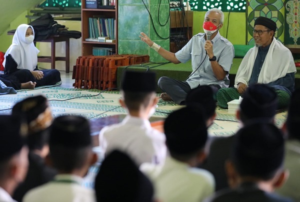 Kepala Daerah Jawa Tengah, Ganjar Pranowo sedang ngabuburit di Pondok Pesantren Ilyas, Karanganyar. Ganjar memberikan bantuan sembako kepada ratusan santri Ponpes Ilyas.