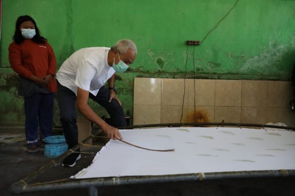 Gubernur Jawa Tengah, Ganjar Pranowo mampir ke Batik Ciprat Langitan 'Sambung Roso', Desa Simbatan, Kabupaten Magetan saat melakukan kunjungan kerja ke Jawa Timur, Sabtu (16/4).