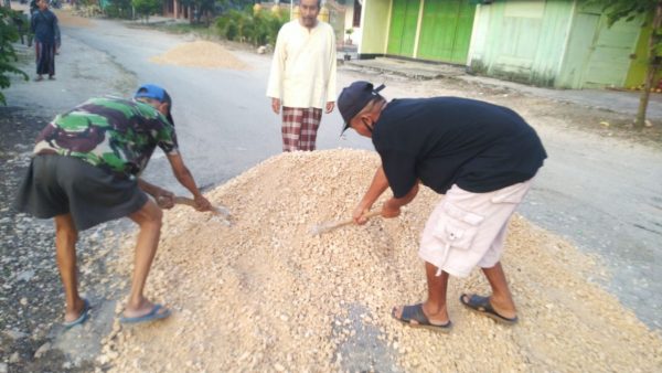 Pengurus Pokdarwis Seloparang bersama Warga berinisiatif memperbaiki jalan antar kecamatan di Desa Tempellemahbang, Kecamatan Jepon pada Sabtu (16/4). Hal itu dilakukan mengingat jalan yang sudah lama rusak namun tak kunjung diperbaiki.