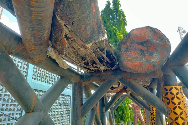 Kondisi Tugu Blandong atau patung penggergaji batang kayu di Desa Gagaan, Kecamatan Kunduran, Kabupaten Blora memprihatinkan. Kembali Ambrol. Belum diketahui kapan ambrolnya. Namun hingga saat ini, belum ada perbaikan.