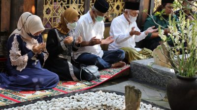 GUBERNUR JATENG ZIARAH KE MAKAM DUA PRESIDEN RI
