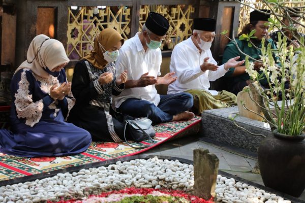 Gubernur Jawa Tengah, Ganjar Pranowo menyempatkan diri ziarah ke makam dua Presiden Republik Indonesia ditengah kunjungan kerjanya ke Jawa Timur. Kedua makam tersebut ialah makam Presiden Bung Karno dan Gus Dur.