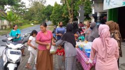 Sejumlah warga yang melalui Jalan Sonorejo tepatnya di depan Perumda, Kelurahan Kunden, Kabupaten Blora, Jawa Tengah menyerbu takjil gratis yang digelar ibu-ibu Khoitul Ummahat, Minggu (17/4) sore.