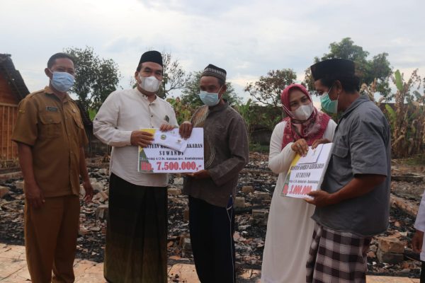 Bupati Blora, Arief Rohman memberikan bantuan langsung kepada Suwandi dan Sutrisno yang menjadi korban kebakaran di bulan Ramadhan beberapa hari yang lalu.